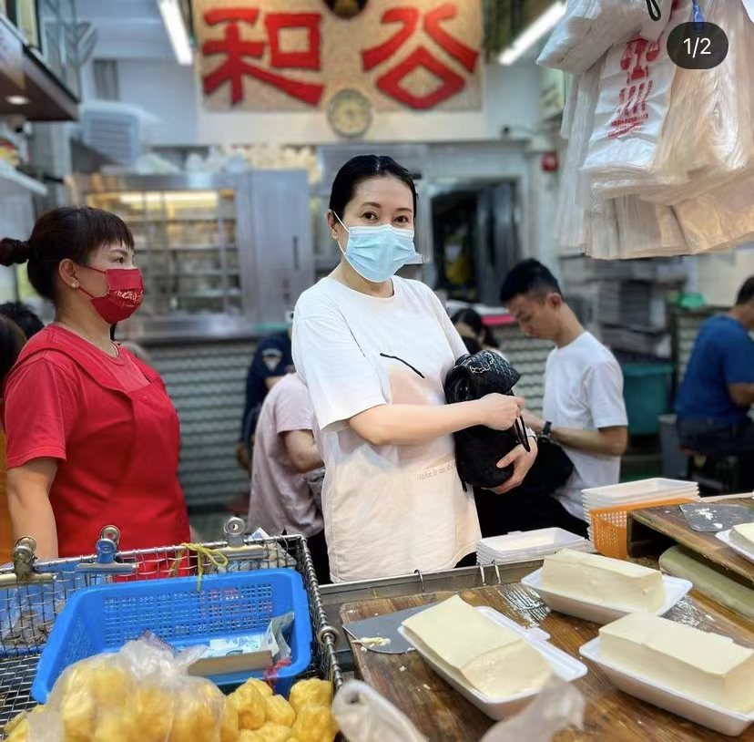 香港性感女神李丽珍近况曝光，坐地铁逛地摊接地气，身宽体胖无人识