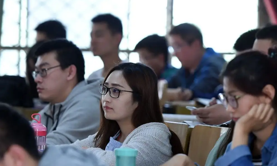 大学生迎来好消息，财会人的春天到来，毕业后获得企业的铁饭碗