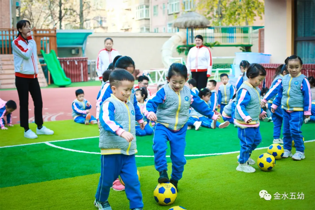 小学生足球队入场词(享运动•健体魄•悦童心—金水五幼教育集团“趣味运动周”纪实)