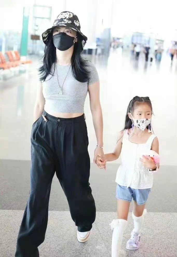 姚晨穿灰色针织短T恤配黑色阔腿裤带娃出行，清爽有爱还超时髦