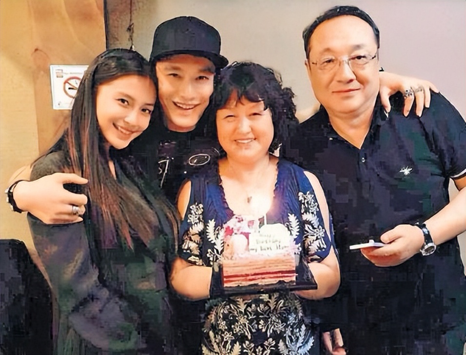 黄晓明之母张素霞：挽救过儿子的婚姻，现在她的心最痛