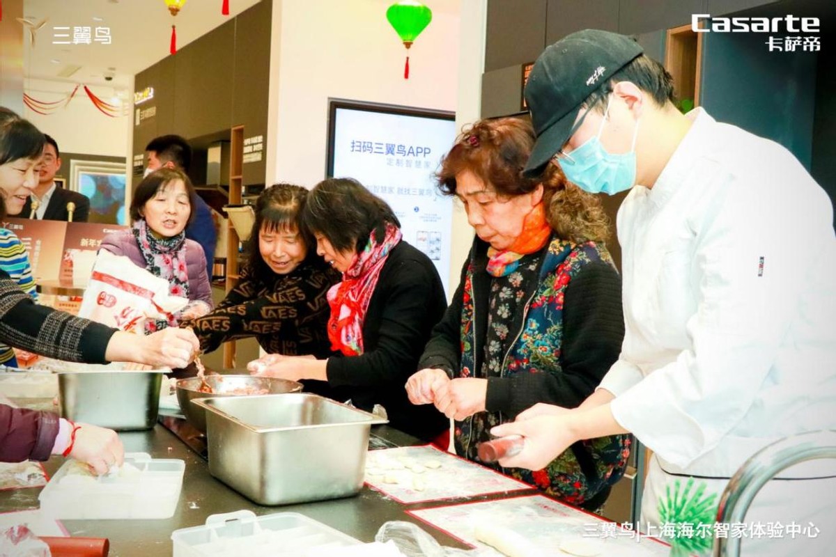 卖得是体验，体验得是生活！用户在三翼鸟体验中心包饺子