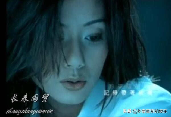 女星昔日与张学友合唱爆红，50岁近况曝光：因眼疾无戏可拍零收入