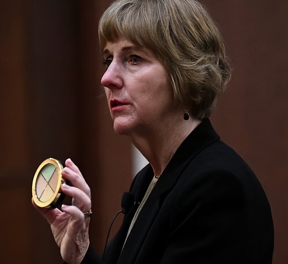 德普前妻花4000万请的顶级律师偷偷哭了，不认同也要硬着头皮辩护