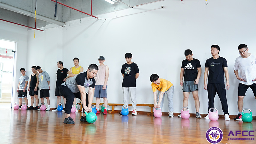 想当健身教练去哪里学比较好呢？