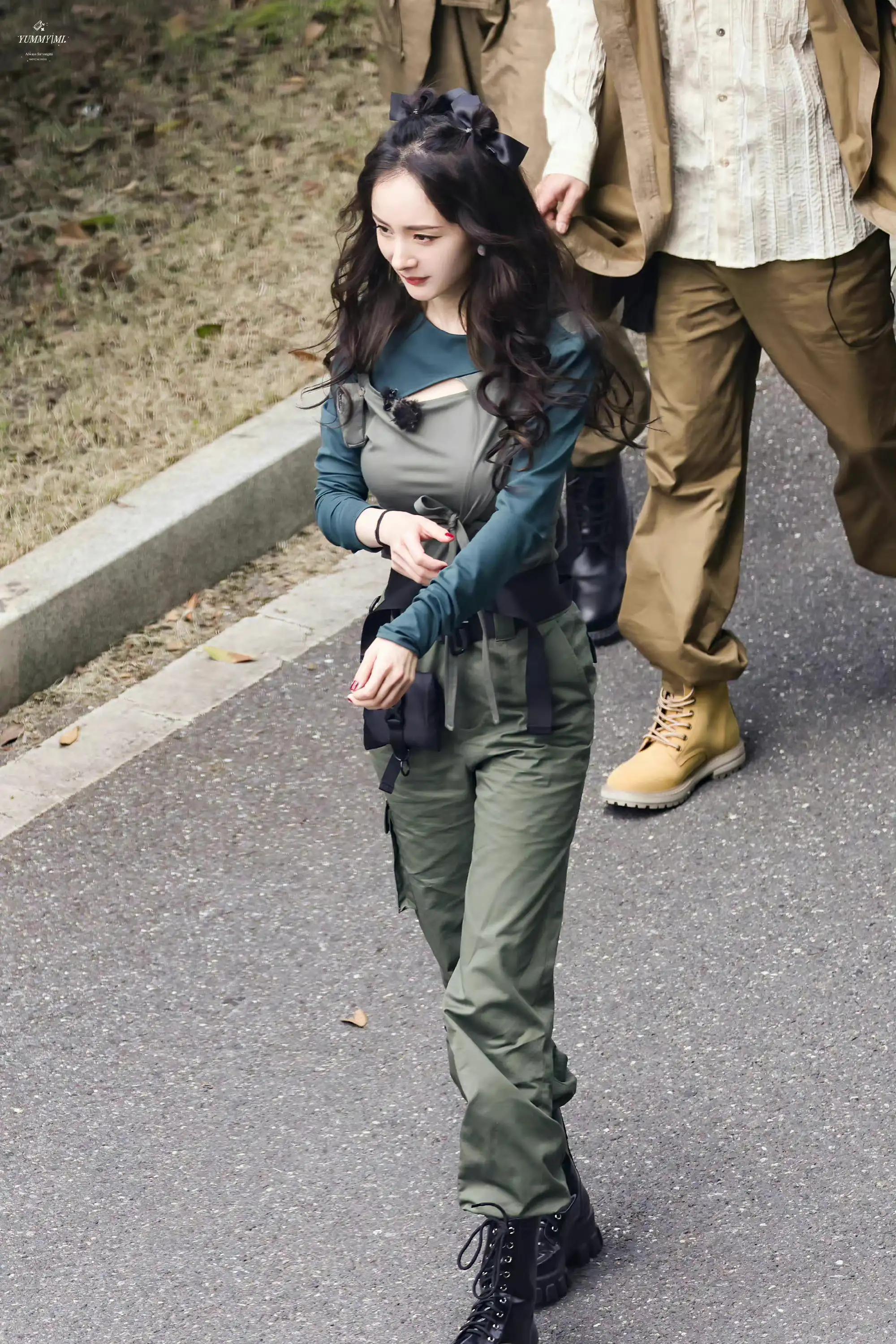 美女明星 杨幂飒爽英姿帅极了