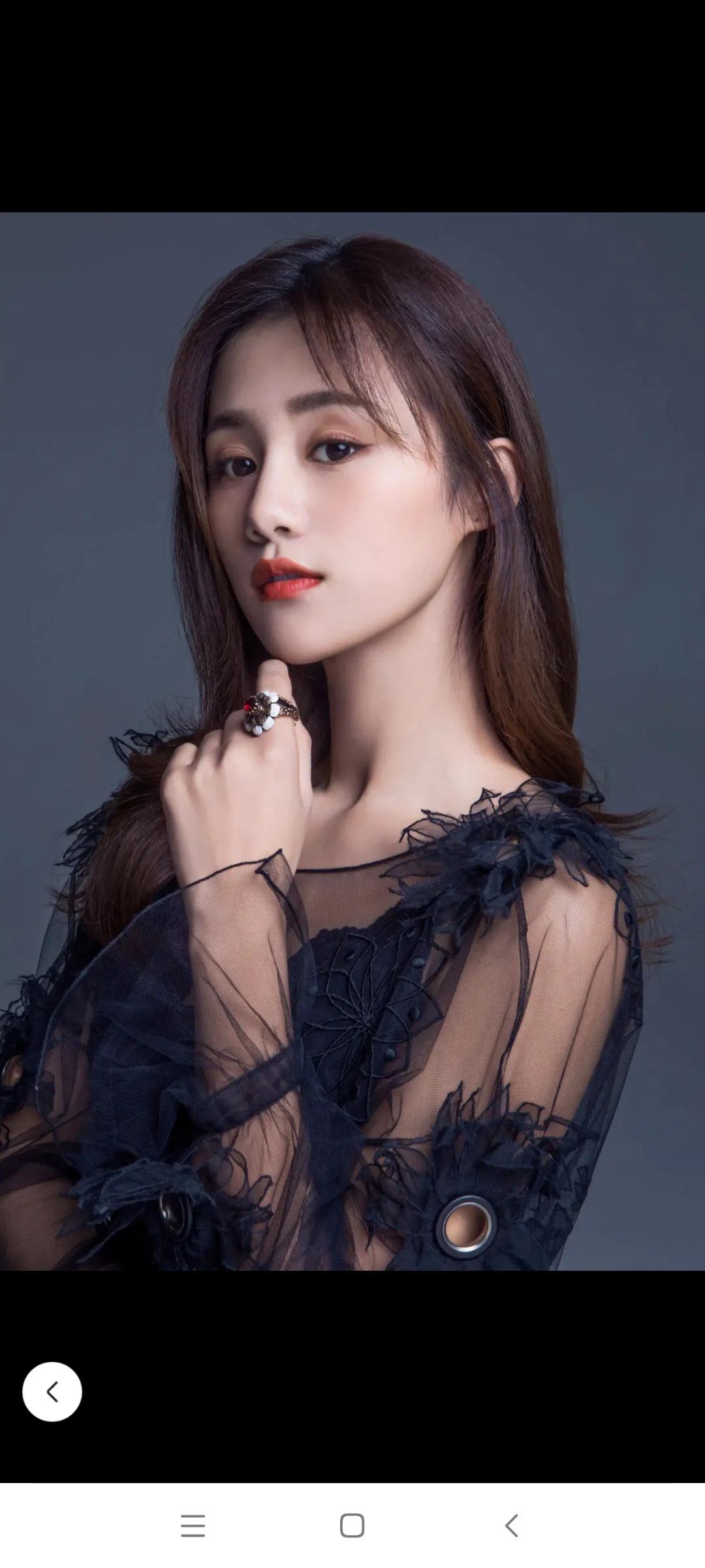 花千骨糖宝在剧中单纯可爱，没想到在剧外已经结婚