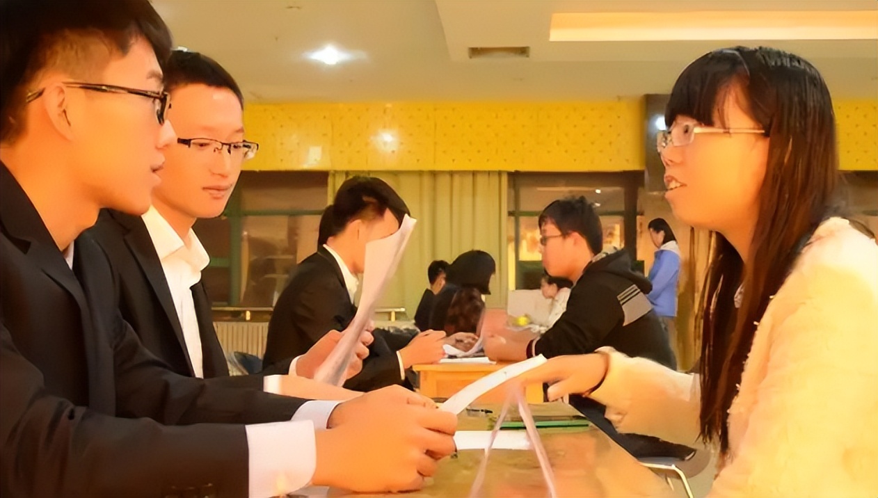 网传四川一高校女老师骚扰男学生，聊天记录不忍直视，校方回应