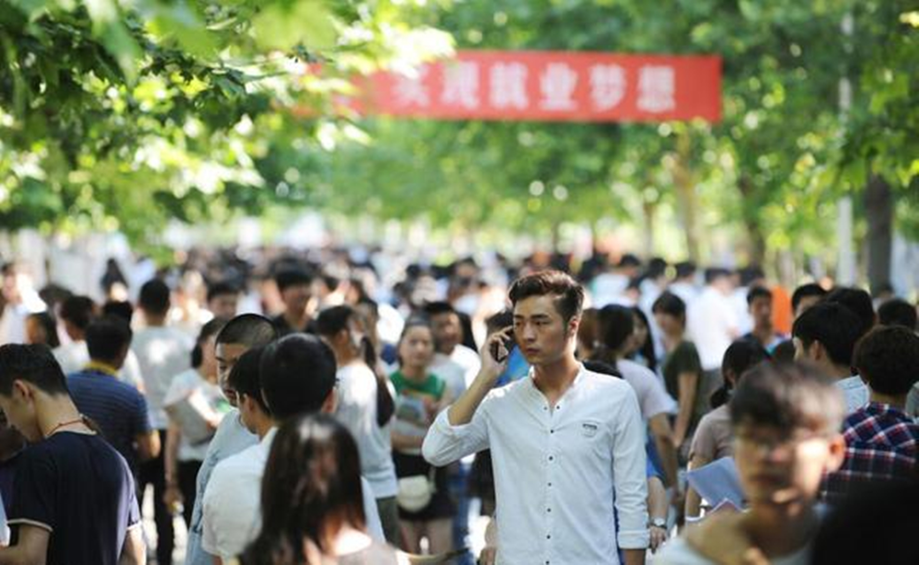 33岁高考状元毕业9年，蜗居在家啃老，对父母亲戚闭门不见