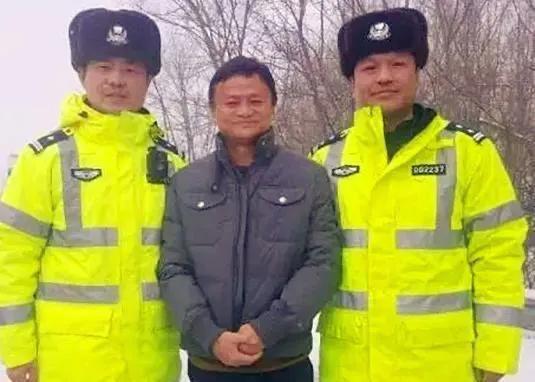 跟警察合影怎样才不像犯人？连马云都错了，成龙的方式才标准