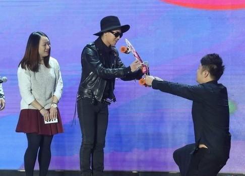 王宝强应该开个艺德培训班，能让明星塌方的“雷”他都完美化解过