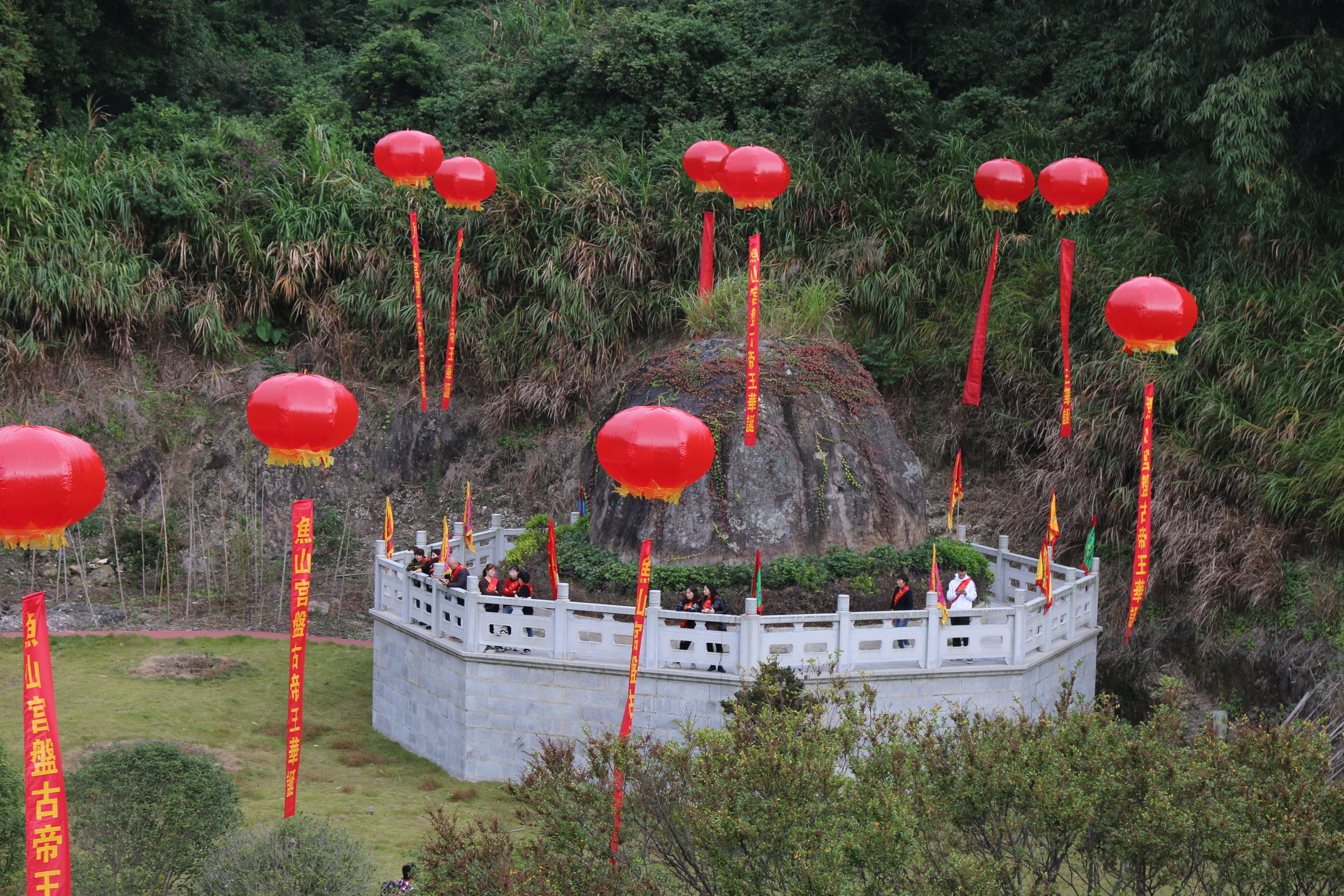 福州山区发现一座巨型土楼，里面装修太豪华了，吸引很多村民围观