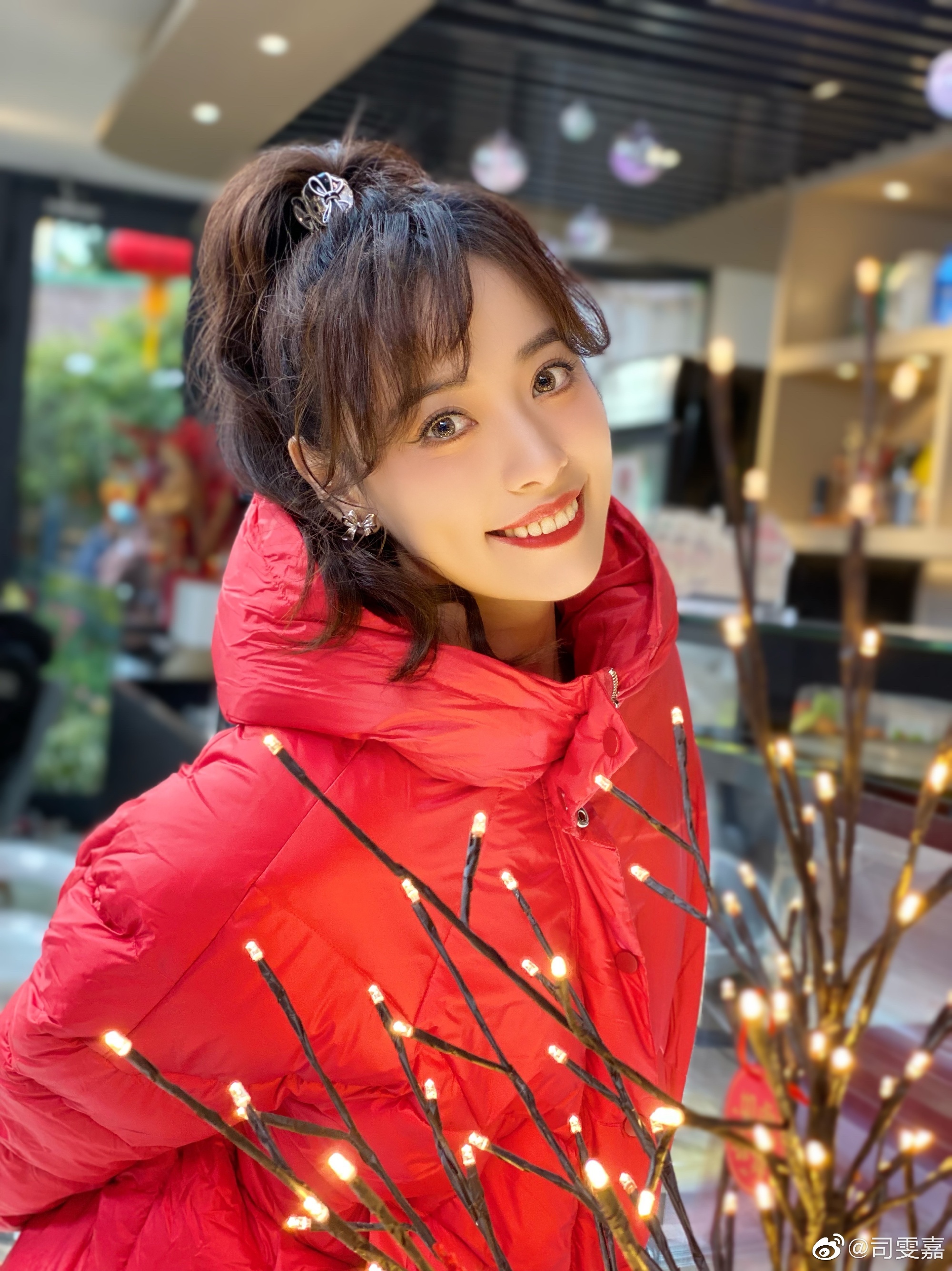 上海女主持上海嗲妹妹主持人司雯嘉晒迪士尼游玩照片红色羽绒服很有