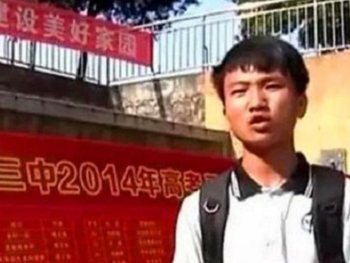 7年了，湖南男孩674分考清华，父亲每天挑200担沙，后来怎样了？