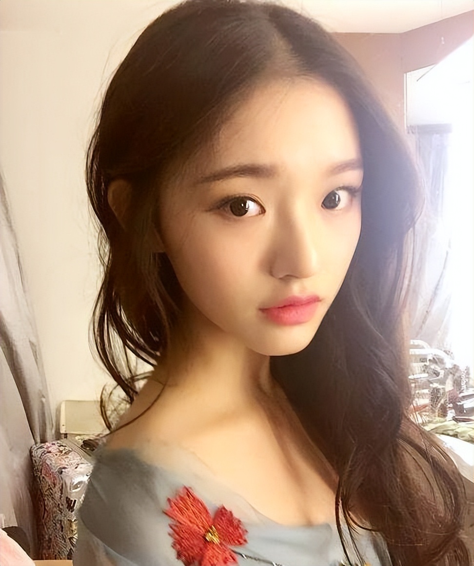 演员林允，从十二万人中脱颖而出，20岁成三十亿票房女主