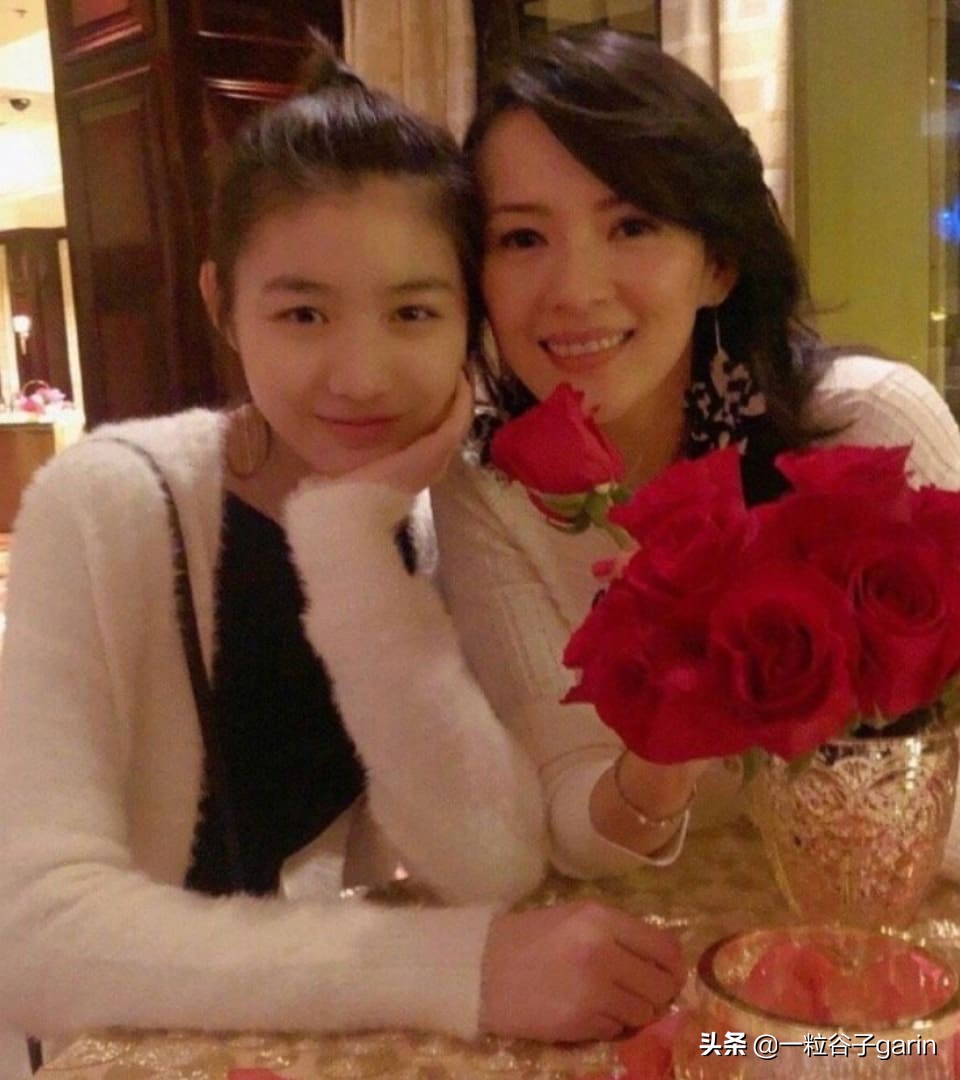 网友猜测章子怡在这张照片中看起来闷闷不乐，因为继女头发颜色