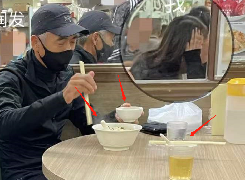 66岁周润发现身小吃店！一头白发又高又瘦，桌上仅有一碗平价汤面