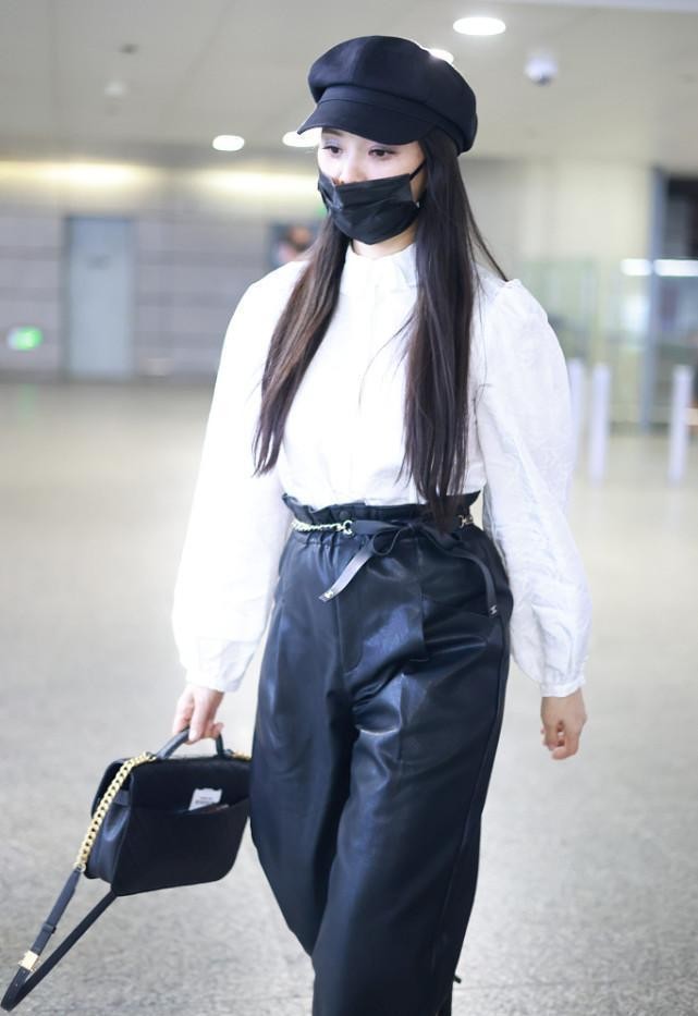 伊能静私下里好知性啊，白衬衫配黑色皮裤，感觉比实际年龄小很多