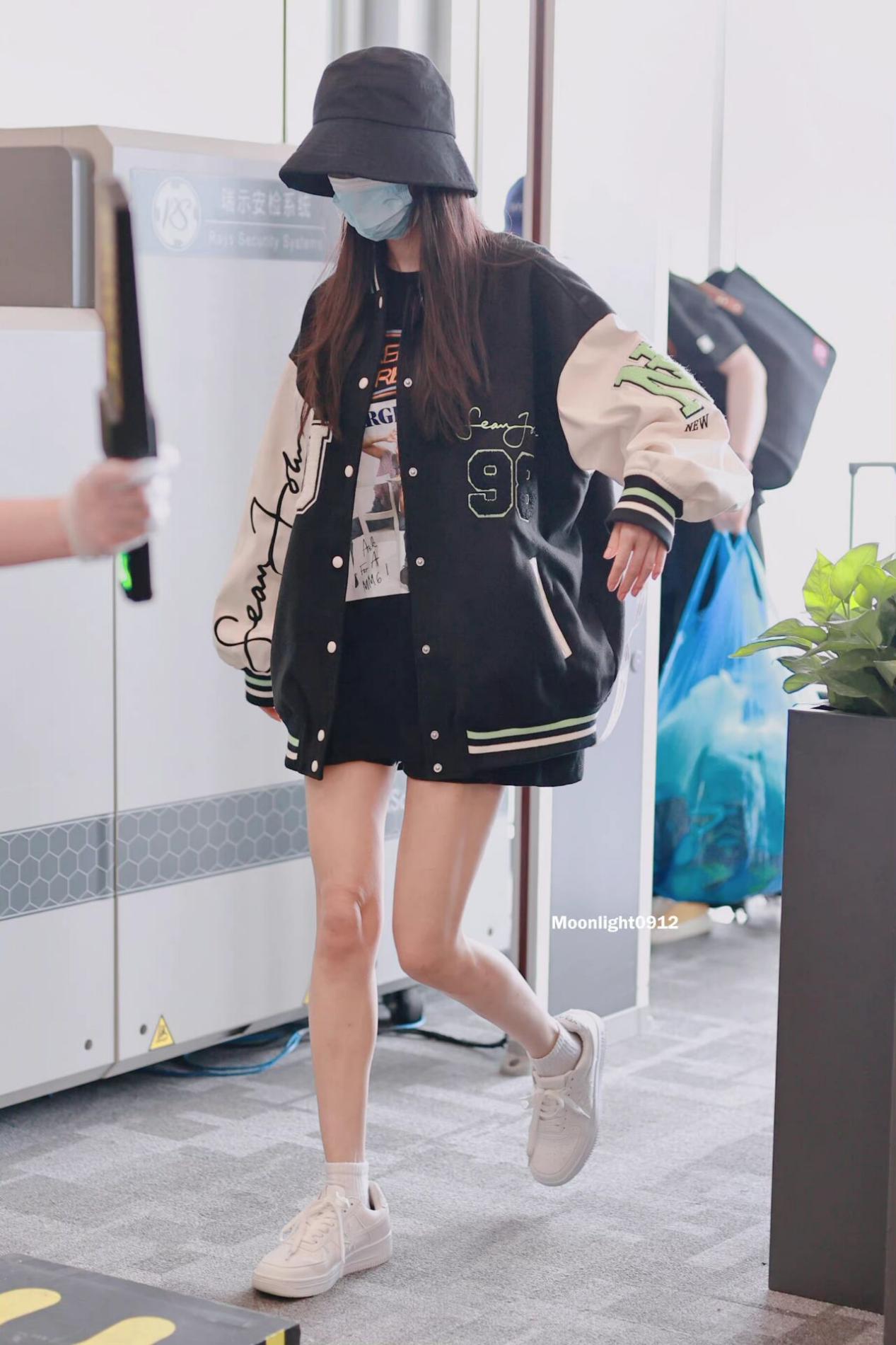 杨幂带火了一种穿搭叫“上面去运动，下面去约会”，高级又吸睛