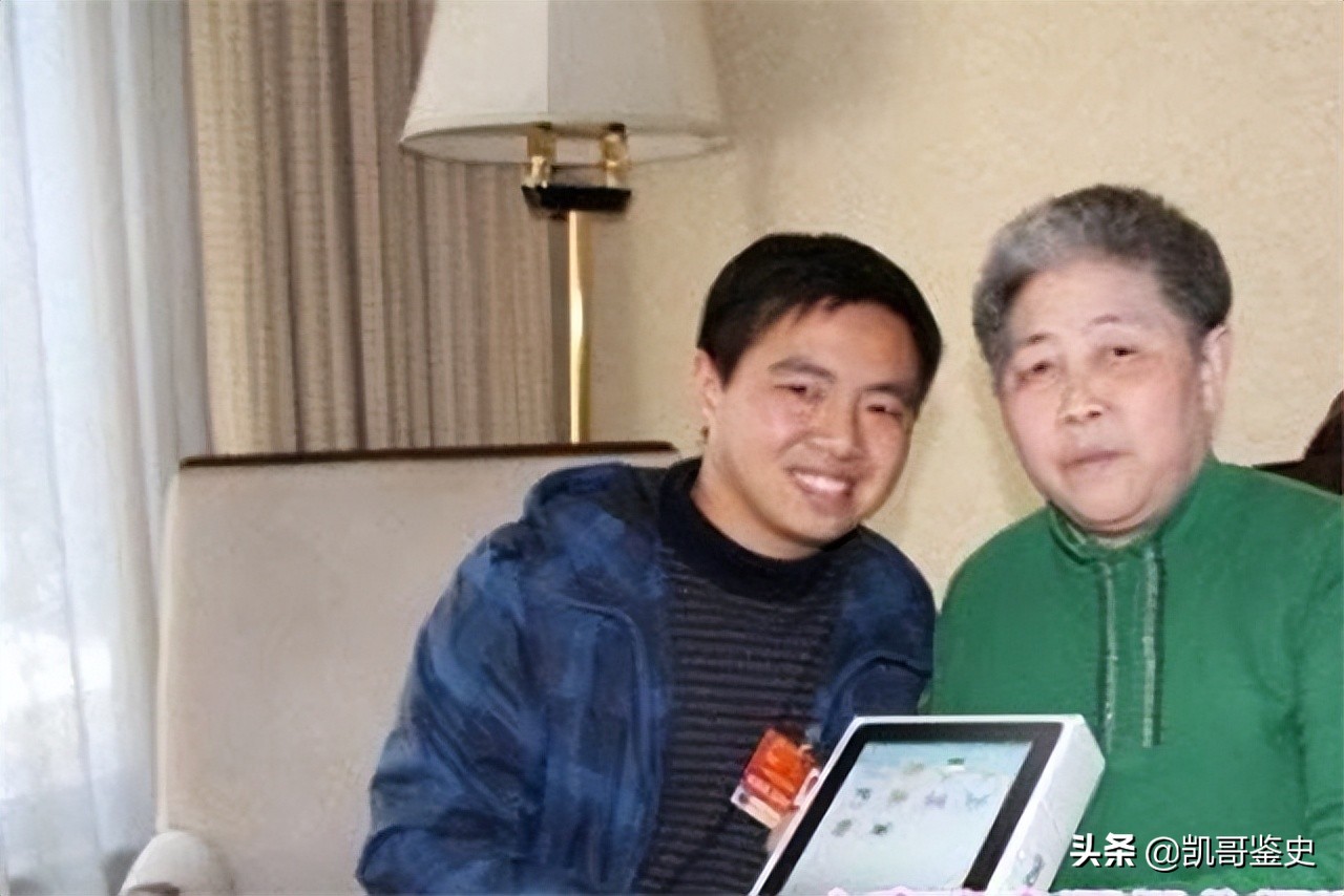 75岁老干妈再出山，收拾两个“不争气”的儿子，晚年基业恐难守住