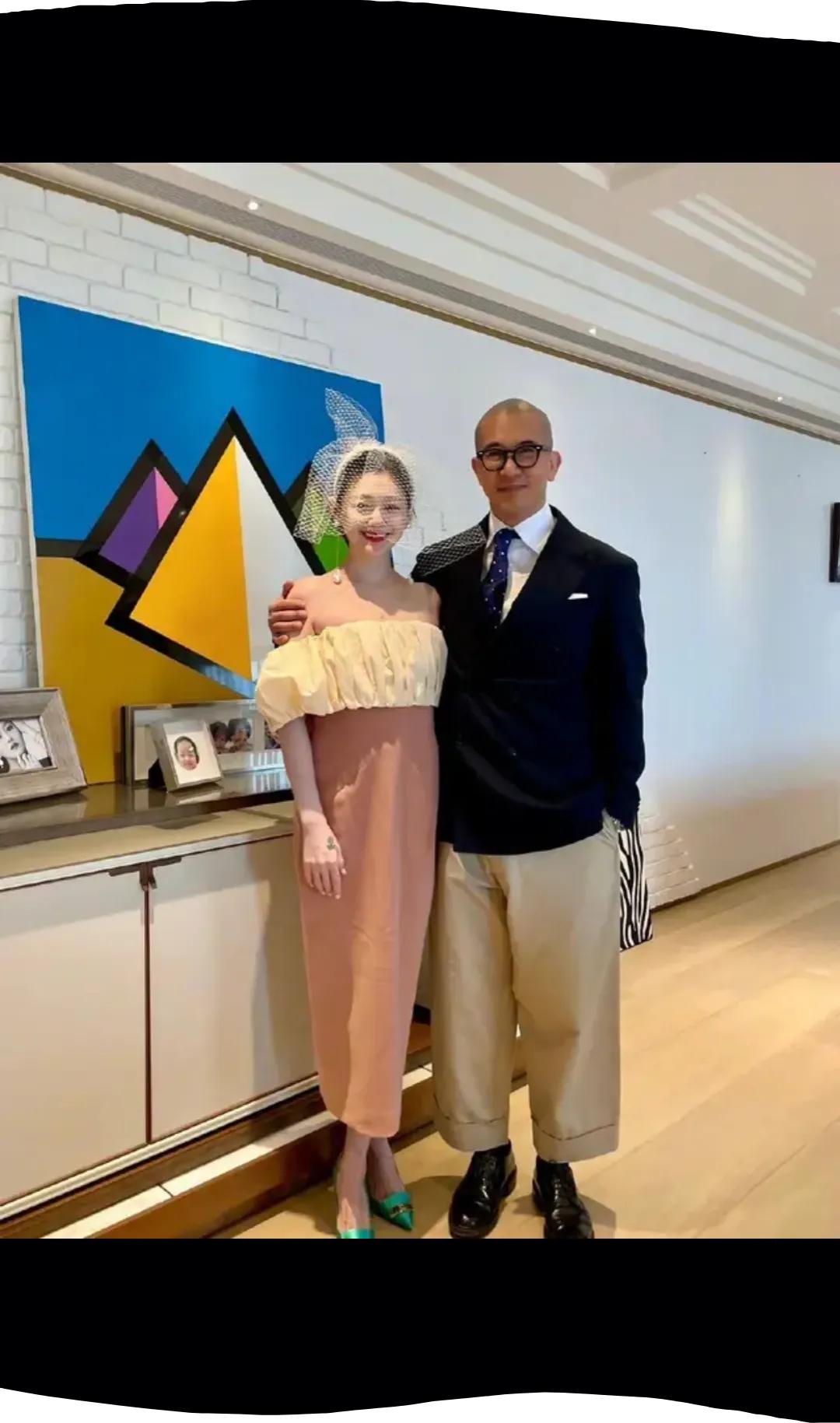 大S二婚状态依旧那么好，两夫妻同框穿粉色露肩长裙，非常恩爱