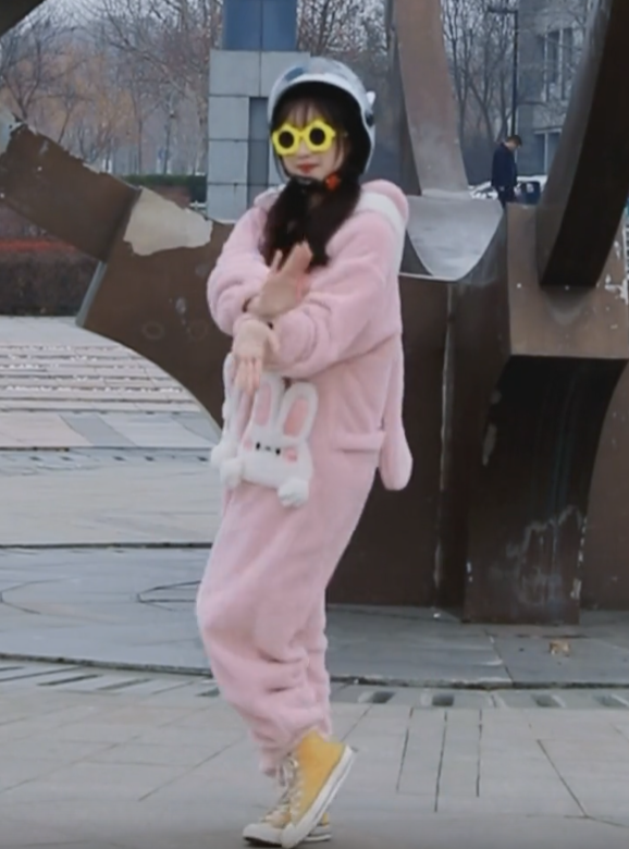 美女大学生穿睡衣在校内热舞，众人围观，掌声不断，网友：好可爱