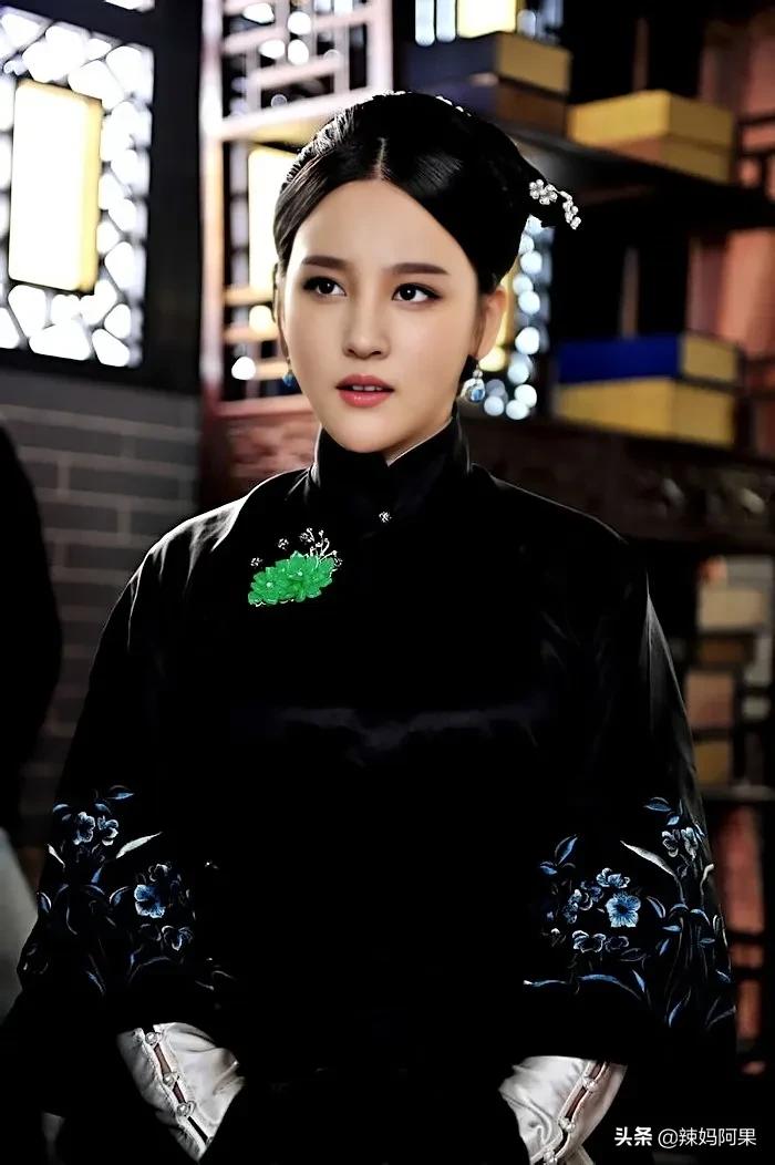 我最早被刘筱筱吸引是在《楚汉传奇》中她扮演的季桃,刘筱筱的面容与