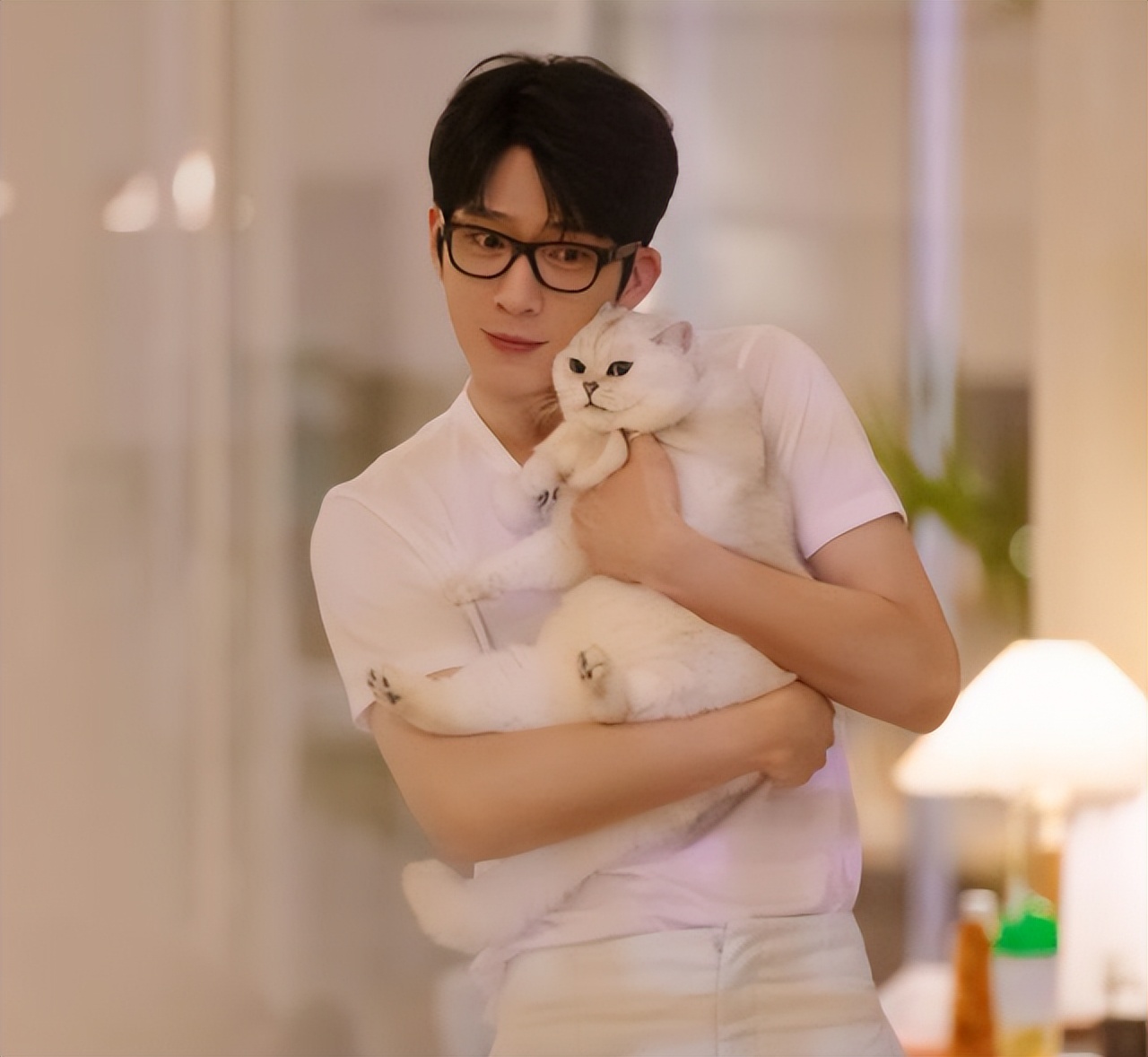 他两真恋爱了？住同一酒店一夜未出，第二天出门她竟没换衣服？