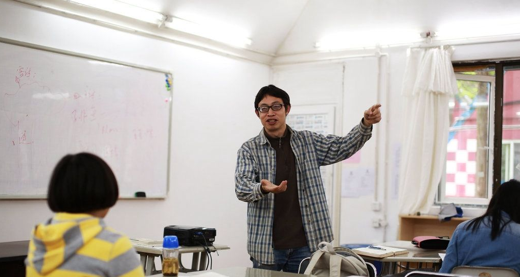 汶川地震中，丢下学生逃跑的北大学子“范跑跑”，13年后怎么样了