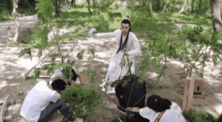 吃空气、假开车、骑假马、戴假肩胛骨，内娱明星拍戏有啥是真的？