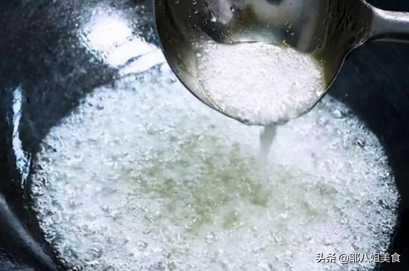 炒糖色，用水还是用油？教你正确做法，糖色红亮不糊，很简单