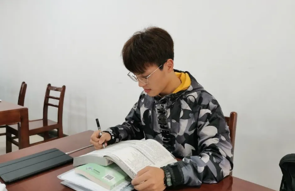 “火”了！四川“高颜值”男学霸：连续3年拿国奖，保送985深造！