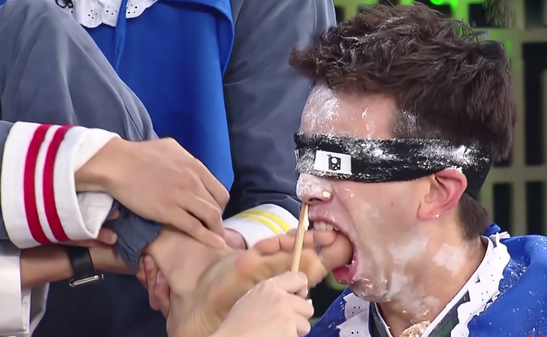 综艺中“令人气愤”的场面：让人舔脚趾，欺负没有背景的女演员