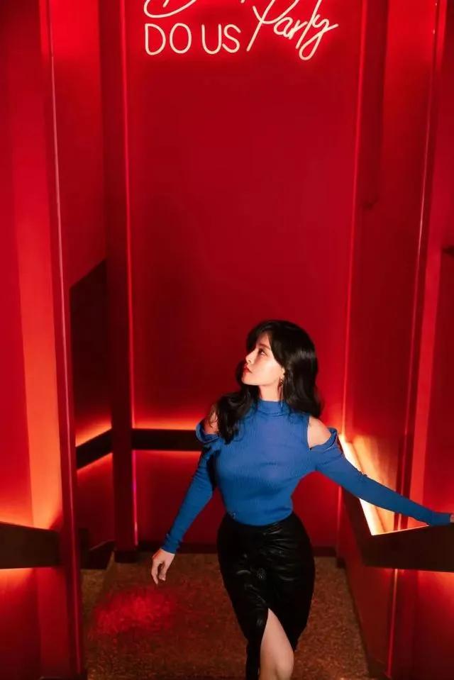 金晨迪丽热巴古力娜扎上演霓虹灯下的极限魅惑，这谁能抵挡得住呀