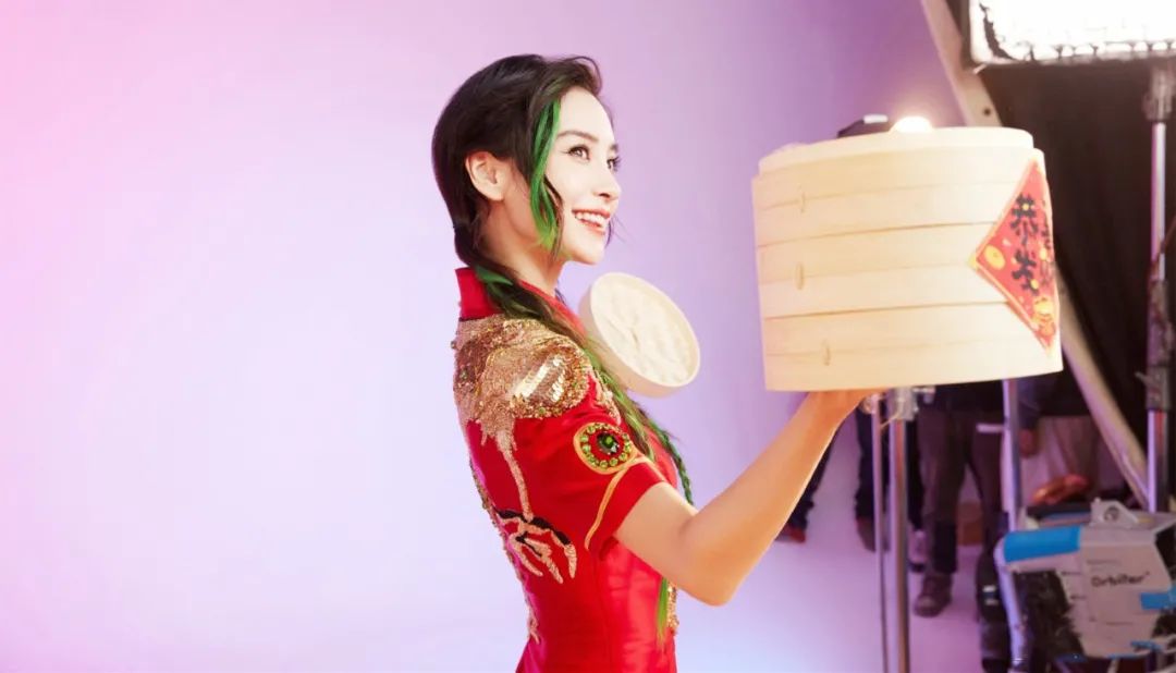 Baby離婚後首登一流男刊 穿旗袍cos金克絲 裙子短到要打馬賽克 天天看點