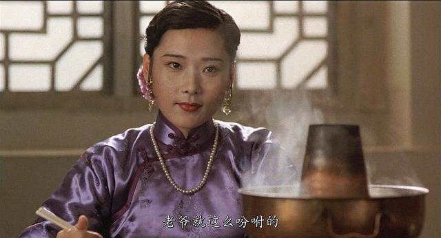 《妻妾成群》里"被投井"的三太太梅珊,其实没那么可怜