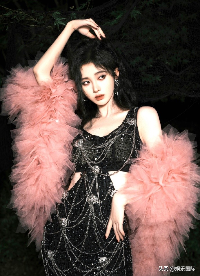 鞠婧祎生日照甜飒十足 两套造型上演反差萌