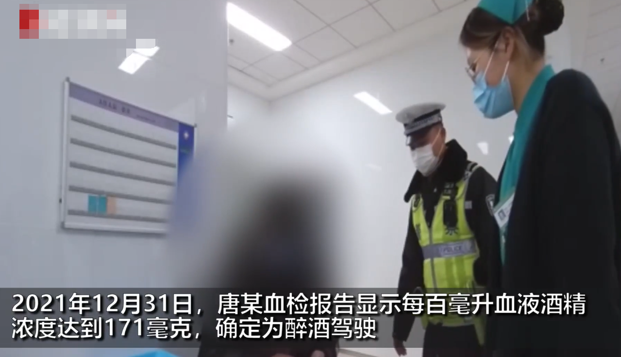 湖北一司机路口等红灯睡着半小时，被民警叫醒后直接踩油门差点把民警带走，警方：系酒驾，将吊销驾驶证