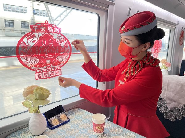 濟鐵旅服公司青島高鐵餐飲管理分公司溫馨陪伴乘客回家過年