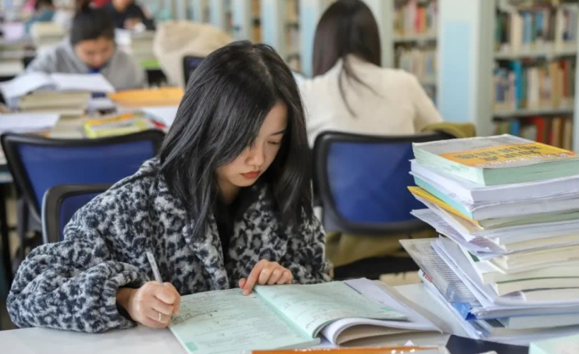 事业单位天花板再升级，新制度有望提升薪资，大学生需权衡利弊