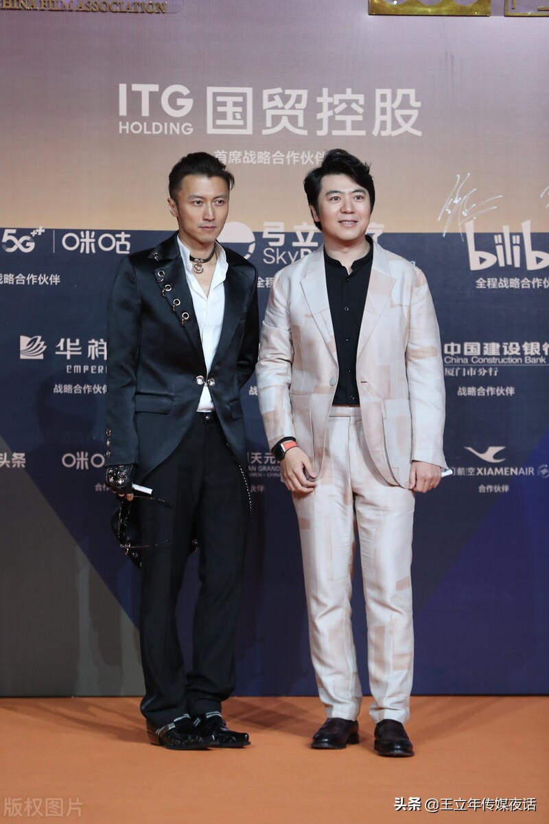 谢霆锋GUCCI旗舰开幕：白衬衫黑马甲，复古有型