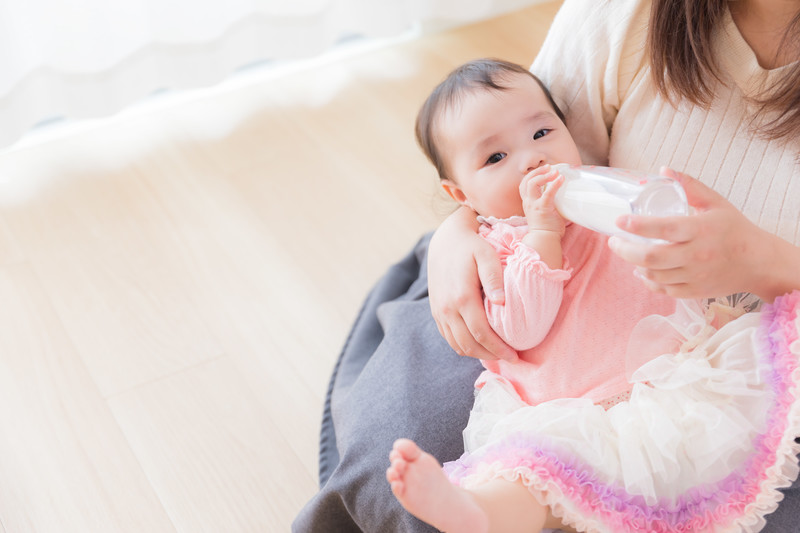 婴儿多大可以喝果汁（新生儿多大能喝水）