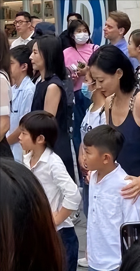 董洁、董璇、关悦跟谭卓带娃现身活动，离开滤镜的容貌太真实了