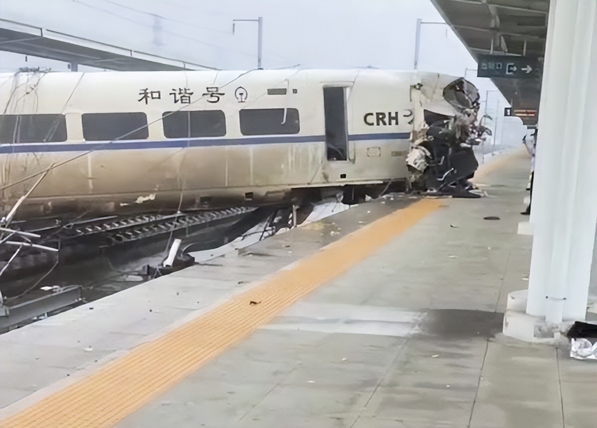 印度火车脱轨事故现场恢复部分列车通行_凤凰网视频_凤凰网