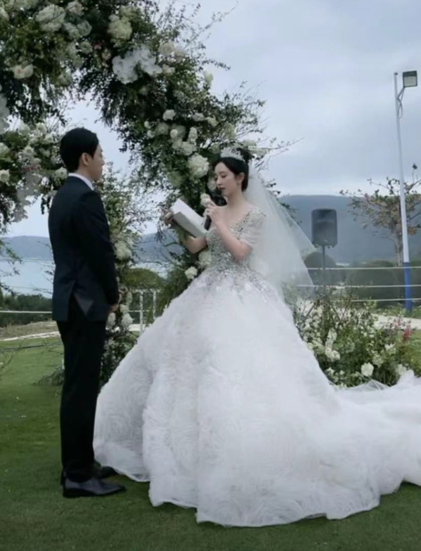 非常完美 晁然(知名女星晒照官宣婚讯,身材颜值获赞赏,与男友已相恋十
