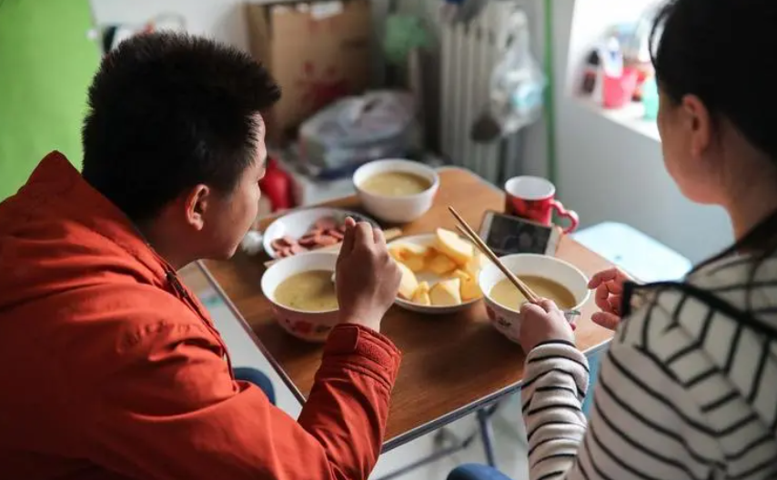 2014年新疆女孩瘫痪失忆，醒来只记得男友，男友不离不弃创造奇迹