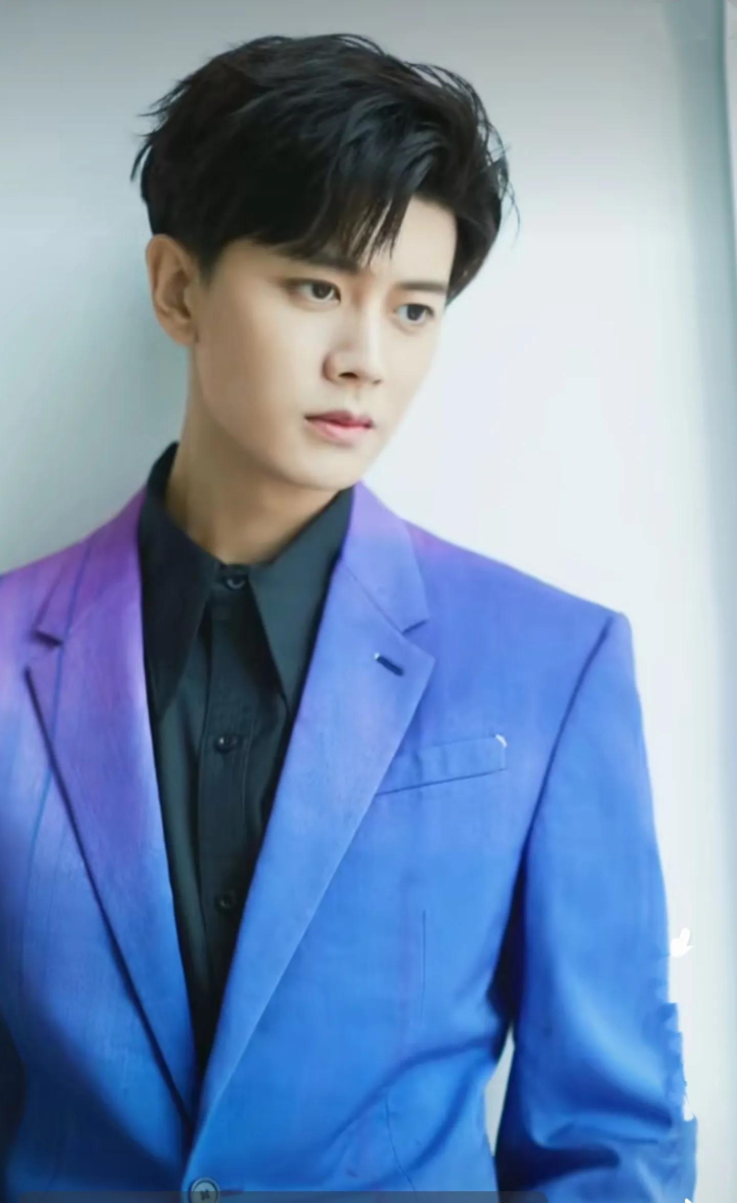 #任嘉伦#考古几张照片，衣架子