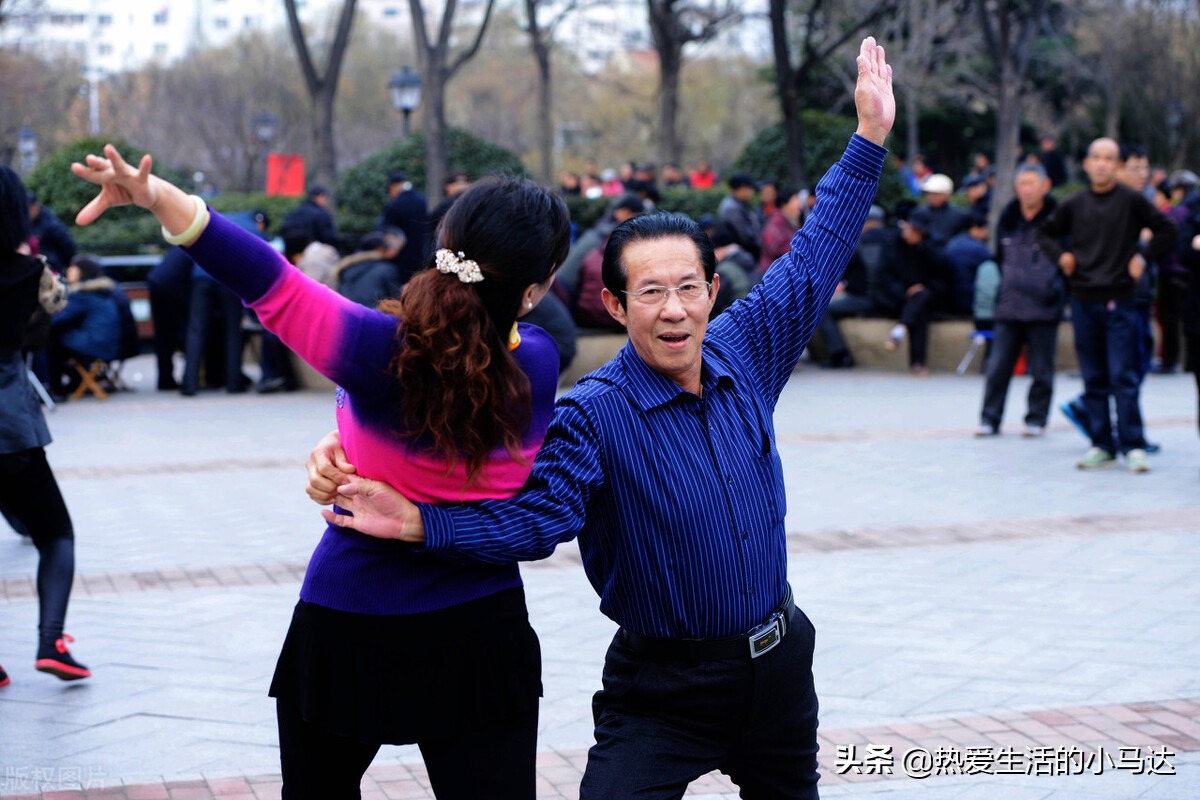 58岁大妈直言：跳交谊舞3个月我就怕了，那些男舞伴个个都很坏