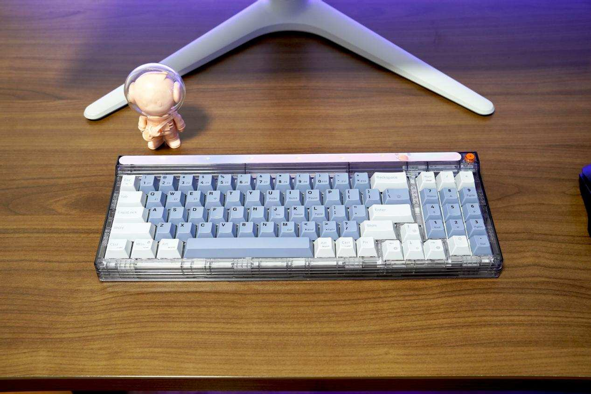 透明设计配合RGB灯效有多好看？新贵GM780三模机械键盘成桌搭新宠