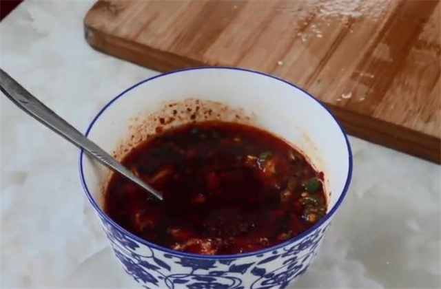 这才是凉粉最好吃的做法，记住水和淀粉的比例是关键，看一遍就会